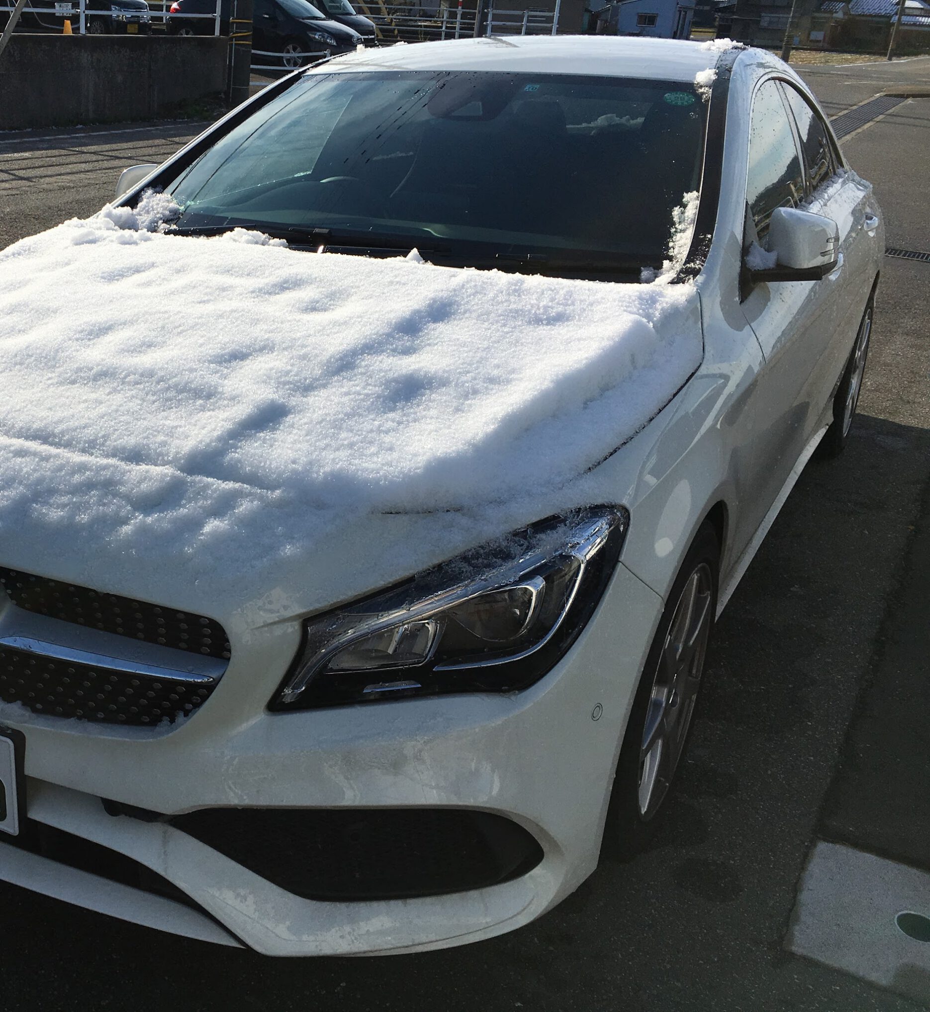 初 積雪。ボンネット上の雪に意外な効果